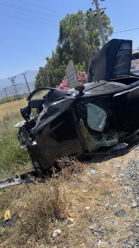 Havada metrelerce uçan otomobil 2 araca çarparak durabildi