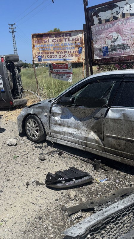 Havada metrelerce uçan otomobil 2 araca çarparak durabildi