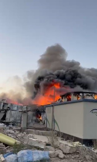 Yangında mahsur kalan kediye yürek ısıtan şefkat