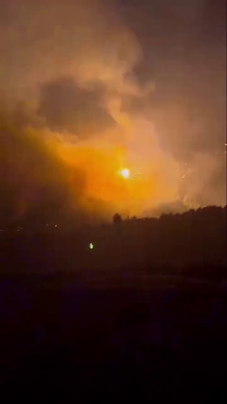 Alevlerin sardığı yüksek gerilim hattı bomba gibi patladı