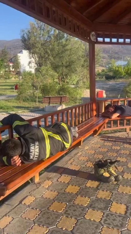 Saatler süren yangında yorgun düşen ‘Yangın Savaşçıları’ yerde uyuyarak dinlendiler