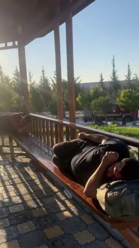 Saatler süren yangında yorgun düşen ‘Yangın Savaşçıları’ yerde uyuyarak dinlendiler