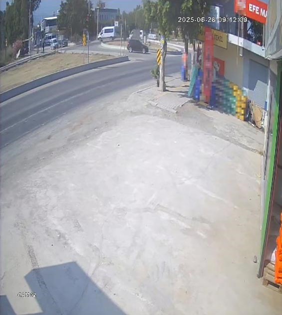 Araçla çarpışmamak için refüje çıktı