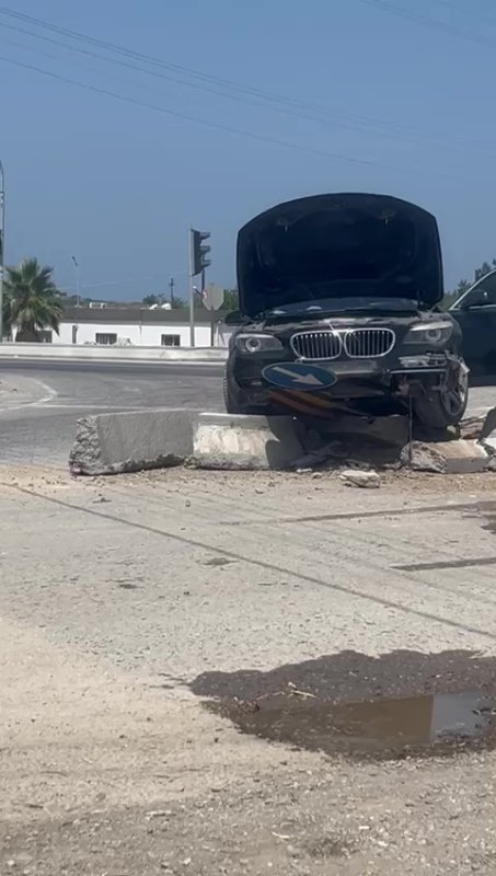 Araçla çarpışmamak için refüje çıktı