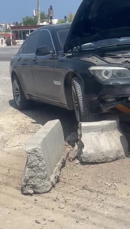 Araçla çarpışmamak için refüje çıktı