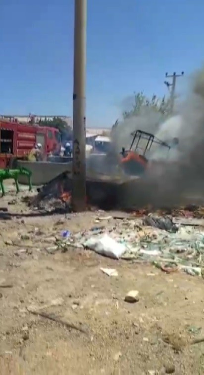 Sanayide çıkan yangında otomobil ve traktör alevlere teslim oldu