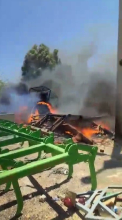 Sanayide çıkan yangında otomobil ve traktör alevlere teslim oldu