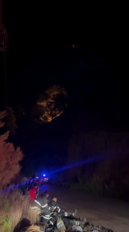 Ateş savaşçılarının alevler arasında yorgunluk molası