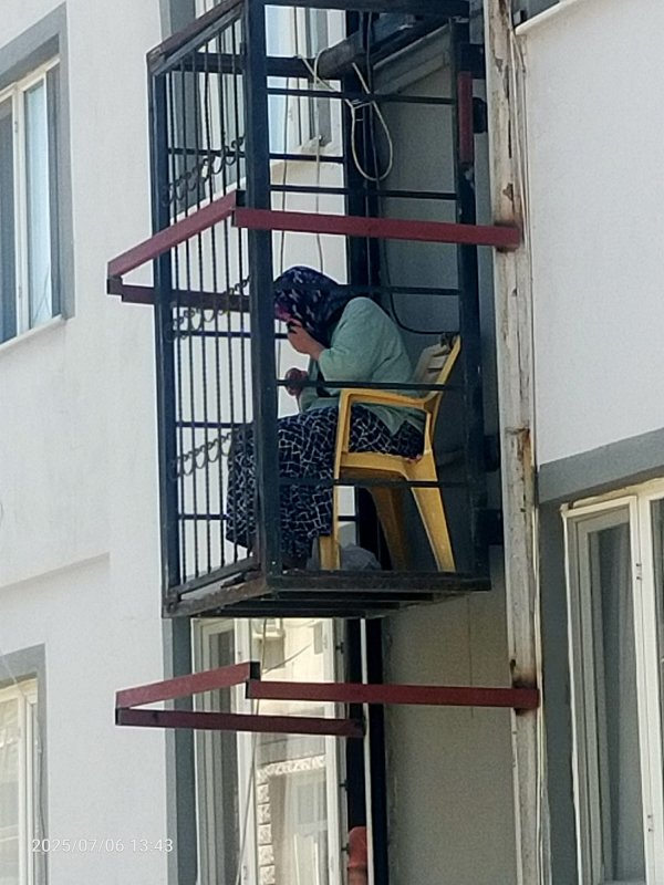 Binanın dışında bulunan asansörde mahsur kalan yaşlı kadını itfaiye kurtardı