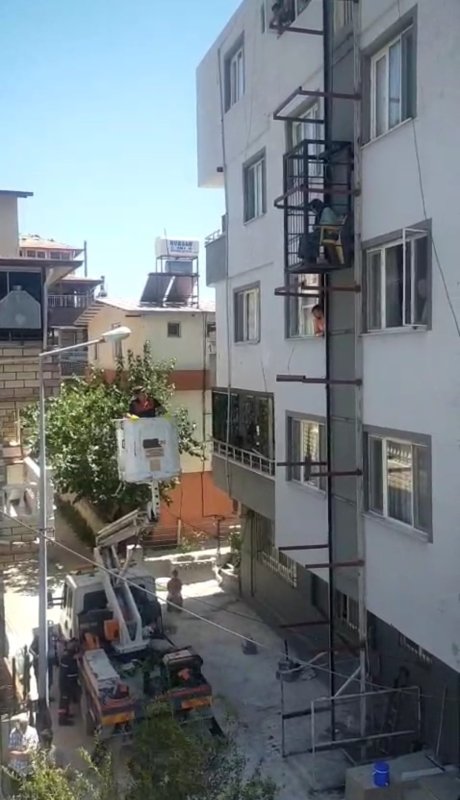 Binanın dışında bulunan asansörde mahsur kalan yaşlı kadını itfaiye kurtardı