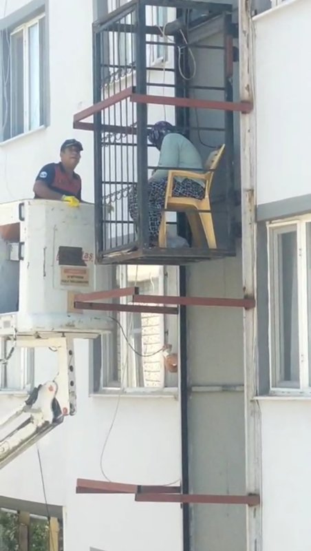 Binanın dışında bulunan asansörde mahsur kalan yaşlı kadını itfaiye kurtardı