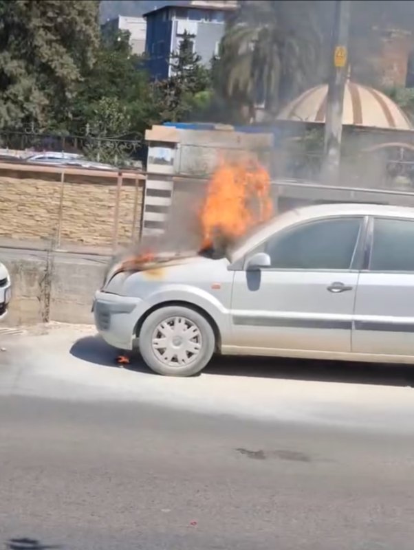 Park halindeki otomobil alev alev yandı