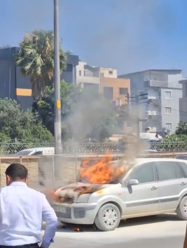 Park halindeki otomobil alev alev yandı