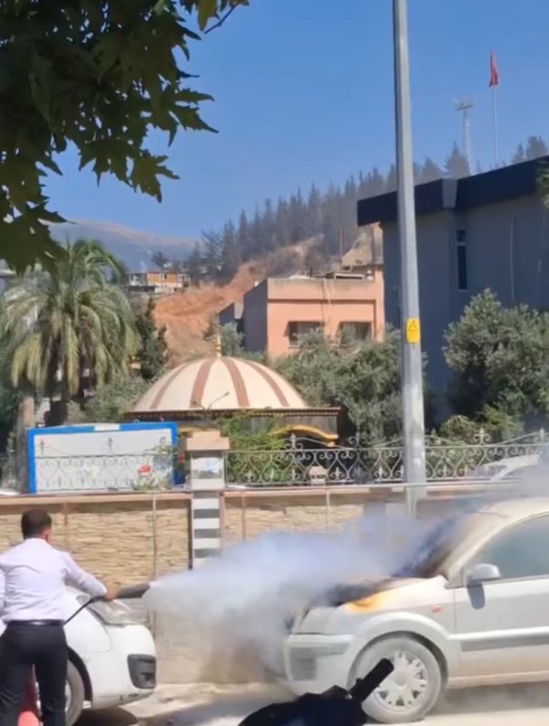 Park halindeki otomobil alev alev yandı