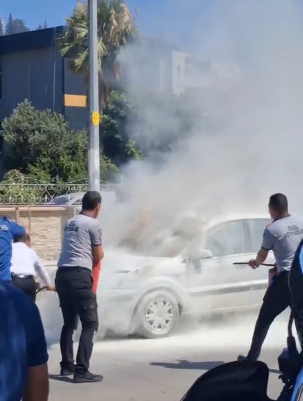 Park halindeki otomobil alev alev yandı