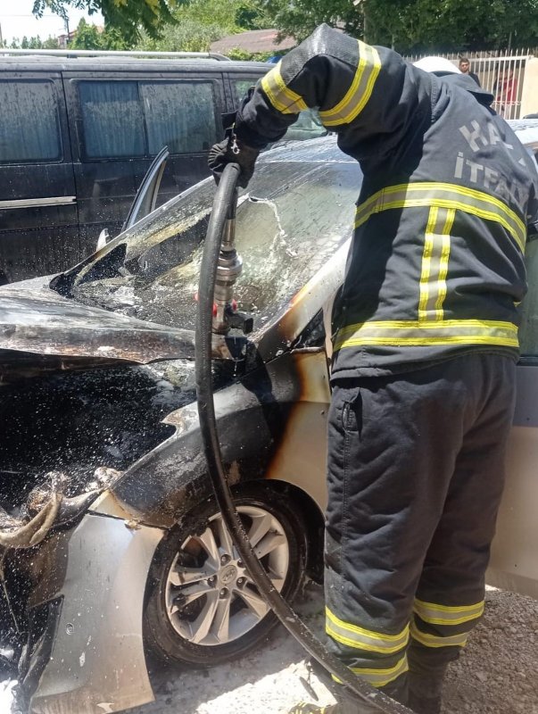 Hatay’da araç yanarak küle döndü 