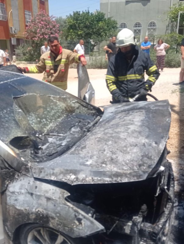 Hatay’da araç yanarak küle döndü 
