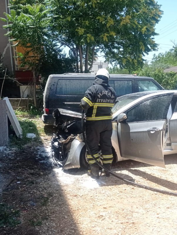Hatay’da araç yanarak küle döndü 