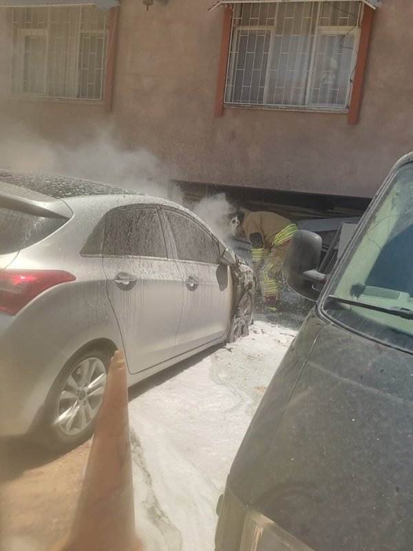 Hatay’da araç yanarak küle döndü 