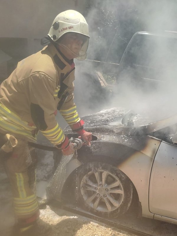 Hatay’da araç yanarak küle döndü 