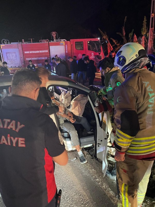 Samandağ'da trafik kazası : 6 yaralı (Fotoğraflı) Cemal Kılınç HATAY (İHA) - Hatay’ın Samandağ ilçesinde 2 otomobilin kafa kafaya çarpışmasıyla yaşanan kazada 2’si çocuk 4'ü yetişkin olmak üzere toplamda 6 kişi yaralandı. Kaza; Samandağ ilçesinde Koyunoğlu Mahallesi'nde meydana geldi. Karşı yönden gelen 2 otomobil kafa kafaya çarpıştı, 2 çocuk ve 4 yetişkin yaralandı. Kazayı gören vatandaşların durumu 112 Acil Çağrı Merkezi’ne bildirilmesi üzerine olay yerine jandarma, ambulans ve itfaiye ekipleri sevk edildi. Yaralılar ilk müdahalenin ardından hastanede tedavi altına alındı. Polis ekipleri kazayla ilgili inceleme başlattı.
