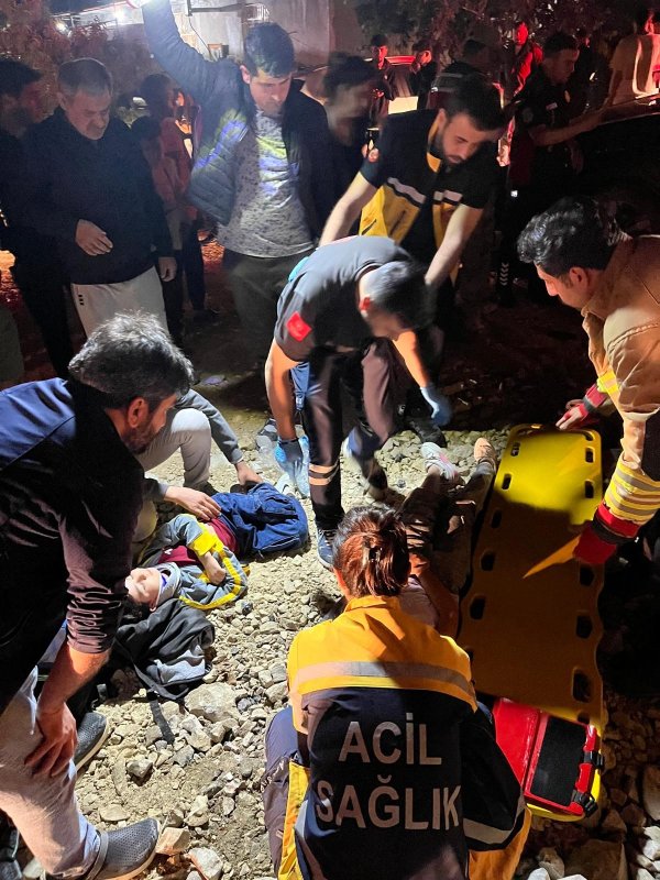 Samandağ'da trafik kazası : 6 yaralı (Fotoğraflı) Cemal Kılınç HATAY (İHA) - Hatay’ın Samandağ ilçesinde 2 otomobilin kafa kafaya çarpışmasıyla yaşanan kazada 2’si çocuk 4'ü yetişkin olmak üzere toplamda 6 kişi yaralandı. Kaza; Samandağ ilçesinde Koyunoğlu Mahallesi'nde meydana geldi. Karşı yönden gelen 2 otomobil kafa kafaya çarpıştı, 2 çocuk ve 4 yetişkin yaralandı. Kazayı gören vatandaşların durumu 112 Acil Çağrı Merkezi’ne bildirilmesi üzerine olay yerine jandarma, ambulans ve itfaiye ekipleri sevk edildi. Yaralılar ilk müdahalenin ardından hastanede tedavi altına alındı. Polis ekipleri kazayla ilgili inceleme başlattı.