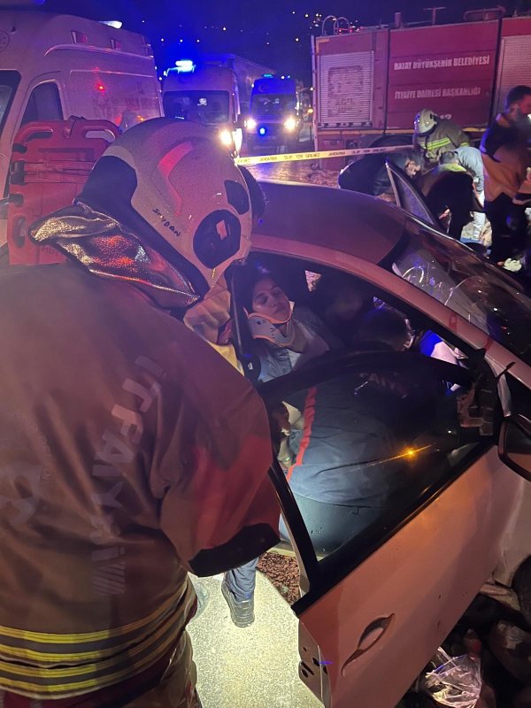 Samandağ'da trafik kazası : 6 yaralı (Fotoğraflı) Cemal Kılınç HATAY (İHA) - Hatay’ın Samandağ ilçesinde 2 otomobilin kafa kafaya çarpışmasıyla yaşanan kazada 2’si çocuk 4'ü yetişkin olmak üzere toplamda 6 kişi yaralandı. Kaza; Samandağ ilçesinde Koyunoğlu Mahallesi'nde meydana geldi. Karşı yönden gelen 2 otomobil kafa kafaya çarpıştı, 2 çocuk ve 4 yetişkin yaralandı. Kazayı gören vatandaşların durumu 112 Acil Çağrı Merkezi’ne bildirilmesi üzerine olay yerine jandarma, ambulans ve itfaiye ekipleri sevk edildi. Yaralılar ilk müdahalenin ardından hastanede tedavi altına alındı. Polis ekipleri kazayla ilgili inceleme başlattı.