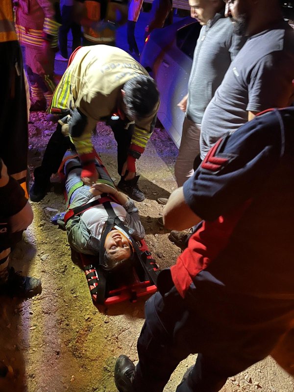 Samandağ'da trafik kazası : 6 yaralı (Fotoğraflı) Cemal Kılınç HATAY (İHA) - Hatay’ın Samandağ ilçesinde 2 otomobilin kafa kafaya çarpışmasıyla yaşanan kazada 2’si çocuk 4'ü yetişkin olmak üzere toplamda 6 kişi yaralandı. Kaza; Samandağ ilçesinde Koyunoğlu Mahallesi'nde meydana geldi. Karşı yönden gelen 2 otomobil kafa kafaya çarpıştı, 2 çocuk ve 4 yetişkin yaralandı. Kazayı gören vatandaşların durumu 112 Acil Çağrı Merkezi’ne bildirilmesi üzerine olay yerine jandarma, ambulans ve itfaiye ekipleri sevk edildi. Yaralılar ilk müdahalenin ardından hastanede tedavi altına alındı. Polis ekipleri kazayla ilgili inceleme başlattı.