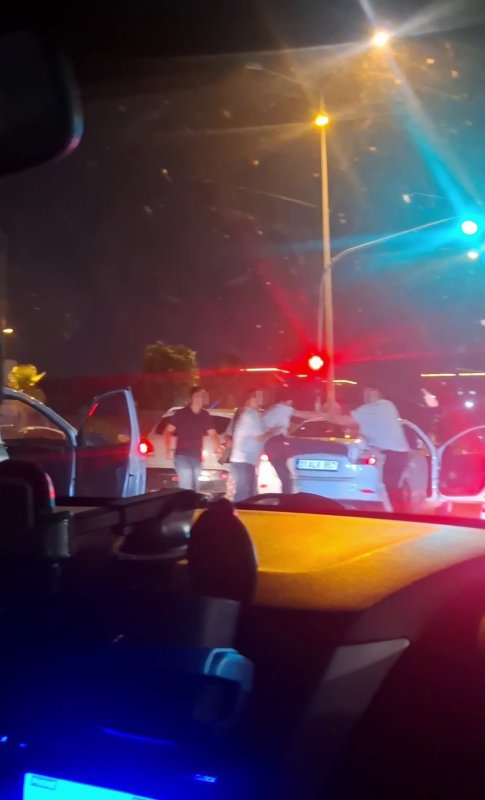 Trafikte yaşanan tekmeli, yumruklu kavgayı ayırmaya çalışan kadının zor anları kamerada (Fotoğraflı) Selahattin Çetin - Cemal Kılınç HATAY (İHA) - Hatay'da trafikte kavga eden şahısları ayırmaya çalışan kadının çaresiz anları ve tekmeli, yumruklu kavga kameraya yansıdı. Olay; geçtiğimiz gün gece saatlerinde İskenderun ilçesi liman mevkiinde yaşandı. Trafikte seyir halinde olan 2 araç içerisindeki şahıslar kavga etmeye başladı. Kısa sürede meydan savaşına dönen kavgayı fark eden trafikteki diğer vatandaşlar o anları cep telefonuyla kayıt altına aldı. Görüntülerde; 2 grubun tekmeli, yumruklu kavga ettiği ve 1 kadının şahısları ayırmaya çalıştığı görüldü. Kavga esnasında saldırıya uğrayan araçtaki şahsın 'aile var dur diyorum' sana dediği anlarsa kaydedildi. Kavganın çevredekilerin müdahalesiyle son bulduğu öğrenildi.