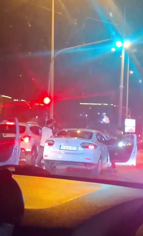 Trafikte yaşanan tekmeli, yumruklu kavgayı ayırmaya çalışan kadının zor anları kamerada (Fotoğraflı) Selahattin Çetin - Cemal Kılınç HATAY (İHA) - Hatay'da trafikte kavga eden şahısları ayırmaya çalışan kadının çaresiz anları ve tekmeli, yumruklu kavga kameraya yansıdı. Olay; geçtiğimiz gün gece saatlerinde İskenderun ilçesi liman mevkiinde yaşandı. Trafikte seyir halinde olan 2 araç içerisindeki şahıslar kavga etmeye başladı. Kısa sürede meydan savaşına dönen kavgayı fark eden trafikteki diğer vatandaşlar o anları cep telefonuyla kayıt altına aldı. Görüntülerde; 2 grubun tekmeli, yumruklu kavga ettiği ve 1 kadının şahısları ayırmaya çalıştığı görüldü. Kavga esnasında saldırıya uğrayan araçtaki şahsın 'aile var dur diyorum' sana dediği anlarsa kaydedildi. Kavganın çevredekilerin müdahalesiyle son bulduğu öğrenildi.