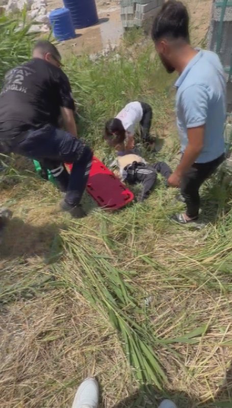 Hatay’da motosiklete çarpan otomobil takla attı: 1 ölü, 1 yaralı (Fotoğraflı) Ahmet Arslan HATAY (İHA) - Hatay’ın Reyhanlı ilçesinde sollama yaptığı esnada motosiklete çarpan otomobil takla attı. Kazada otosiklet sürücüsü hayatını kaybetti, otomobil sürücüsü ağır yaralandı. Kaza, Reyhanlı ilçesi Tayfur Sökmen Mahallesi Antakya-Reyhanlı çevre yolunda yaşandı. U.T. (28) idaresindeki otomobil, sollama yaptığı esnada K.Z. (75) yönetimindeki motosiklete çarptıktan sonra takla attı. Kazada otomobil sürücüsü ağır yaralanırken, motosiklet sürücüsü olay yerinde hayatını kaybetti. İhbar üzerine olay yerine jandarma, sağlık ve itfaiye ekipleri sevk edildi. İtfaiye ekipleri, araç içerisindeki sürücüyü kurtararak sağlık ekiplerine teslim etti. Sağlık ekiplerinin ilk müdahalesinin ardından ağır yaralı sürücü hastaneye kaldırıldı. Motosiklet sürücüsünün cenazesi ise Adli Tıp Kurumuna kaldırıldı. Jandarma ekipleri, kazayla ilgili inceleme başlattı.