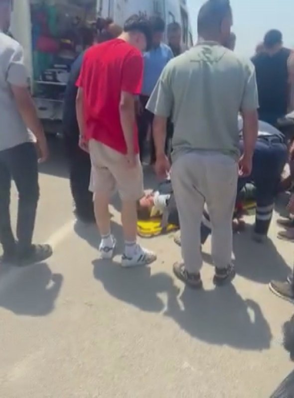Hatay’da motosiklete çarpan otomobil takla attı: 1 ölü, 1 yaralı (Fotoğraflı) Ahmet Arslan HATAY (İHA) - Hatay’ın Reyhanlı ilçesinde sollama yaptığı esnada motosiklete çarpan otomobil takla attı. Kazada otosiklet sürücüsü hayatını kaybetti, otomobil sürücüsü ağır yaralandı. Kaza, Reyhanlı ilçesi Tayfur Sökmen Mahallesi Antakya-Reyhanlı çevre yolunda yaşandı. U.T. (28) idaresindeki otomobil, sollama yaptığı esnada K.Z. (75) yönetimindeki motosiklete çarptıktan sonra takla attı. Kazada otomobil sürücüsü ağır yaralanırken, motosiklet sürücüsü olay yerinde hayatını kaybetti. İhbar üzerine olay yerine jandarma, sağlık ve itfaiye ekipleri sevk edildi. İtfaiye ekipleri, araç içerisindeki sürücüyü kurtararak sağlık ekiplerine teslim etti. Sağlık ekiplerinin ilk müdahalesinin ardından ağır yaralı sürücü hastaneye kaldırıldı. Motosiklet sürücüsünün cenazesi ise Adli Tıp Kurumuna kaldırıldı. Jandarma ekipleri, kazayla ilgili inceleme başlattı.