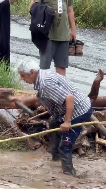 Odun uğruna canını hiçe sayarak dereye giren vatandaşın o anları kamerada