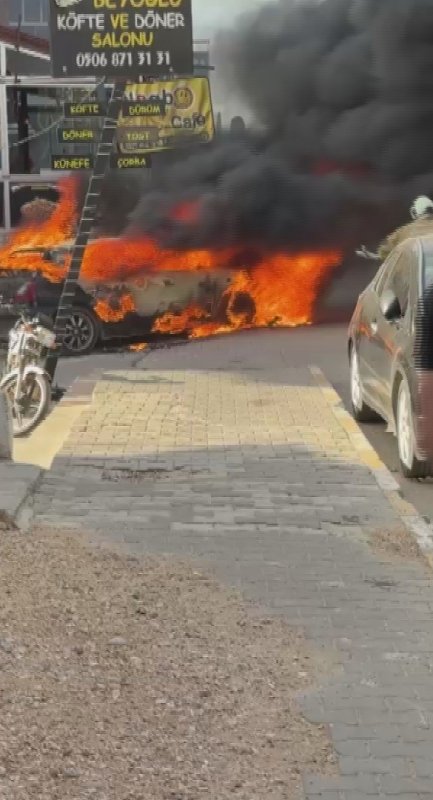 Hatay'da park halindeki otomobil alevler içinde yandı (Fotoğraflı) Aykut Taştan HATAY (İHA) - Hatay'ın Reyhanlı ilçesinde park halinde olan otomobil, alevler içinde yanarak kullanılamaz hale geldi. Yangın, Reyhanlı ilçesi Atatürk Caddesi'nde yaşandı. Cadde üzerinde park halindeki otomobilde yangın çıktı. Kısa sürede alevlere teslim olan otomobil, alev topuna döndü. Alevler içinde yanan otomobili gören çevredekiler durumu 112 Acil Çağrı Merkezi'ne bildirilmesi üzerine olay yerine itfaiye ekipleri sevk edildi. Kısa sürede bölgeye gelen itfaiye ekipleri, yangına müdahale ederek söndürüldü. Çıkan yangından dolayı otomobil, kullanılamaz hale geldi.