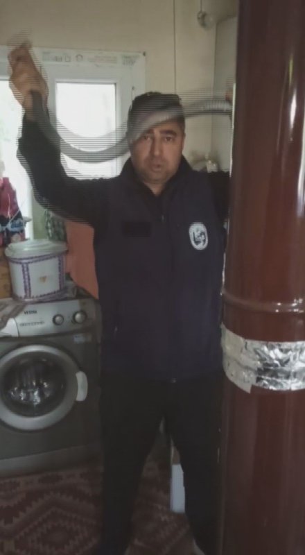 Hatay’da yaşlı kadının evine giren yılanı yakalayan Yılancı Kemal ‘Sevgili karayılan insanlardan uzak dur’ sözleriyle doğaya saldı