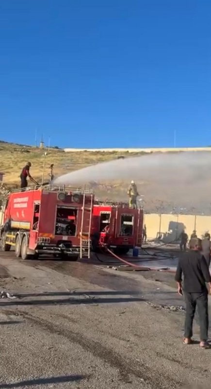 Park halindeki 2 tır alevlere teslim oldu