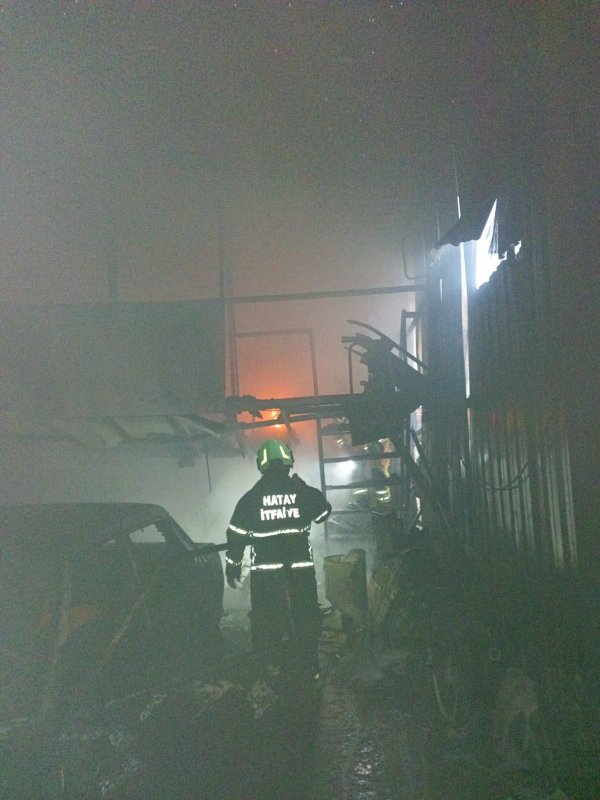 Antakya'da iş yeri alevlere teslim oldu