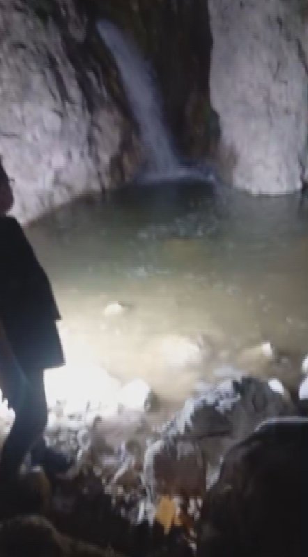 Dereye giren 12 yaşındaki çocuk boğuldu (Fotoğraflı) Ramazan İlın - İlayda Korkmaz HATAY (İHA) - Hatay'da serinlemek için girdiği derede boğulma tehlikesi geçiren çocuk kaldırıldığı hastanede hayatını kaybetti. Olay; Antakya ilçesi Hacı Ömer Alpagot Mahallesi'nde yaşandı. Serinlemek için mahalleden geçen dereye giren 12 yaşındaki Hamza Baltacı boğulma tehlikesi geçirdi. Durumu fark eden arkadaşları durumu çevredekilere bildirdi. İhbar üzerine bölgeye; sağlık, polis ve itfaiye ekibi sevk edildi. Boğulan çocuk çevredeki vatandaşlar tarafından kurtarılarak hastanede tedavi altına alındı. Hastanede yapılan tüm müdahalelere rağmen Hamza Baltacı hayatını kaybetti.