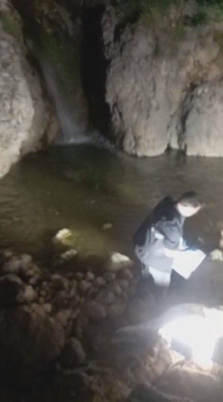 Dereye giren 12 yaşındaki çocuk boğuldu (Fotoğraflı) Ramazan İlın - İlayda Korkmaz HATAY (İHA) - Hatay'da serinlemek için girdiği derede boğulma tehlikesi geçiren çocuk kaldırıldığı hastanede hayatını kaybetti. Olay; Antakya ilçesi Hacı Ömer Alpagot Mahallesi'nde yaşandı. Serinlemek için mahalleden geçen dereye giren 12 yaşındaki Hamza Baltacı boğulma tehlikesi geçirdi. Durumu fark eden arkadaşları durumu çevredekilere bildirdi. İhbar üzerine bölgeye; sağlık, polis ve itfaiye ekibi sevk edildi. Boğulan çocuk çevredeki vatandaşlar tarafından kurtarılarak hastanede tedavi altına alındı. Hastanede yapılan tüm müdahalelere rağmen Hamza Baltacı hayatını kaybetti.
