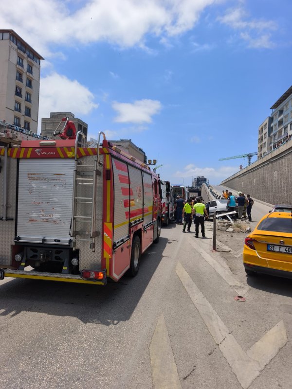 Hurdaya dönen Tofaş'taki 3 kişi yaralandı