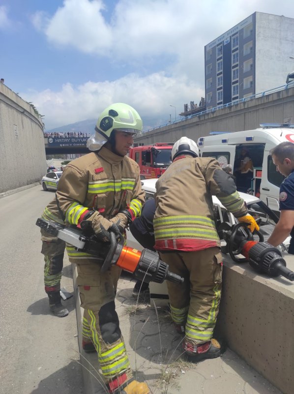 Hurdaya dönen Tofaş'taki 3 kişi yaralandı