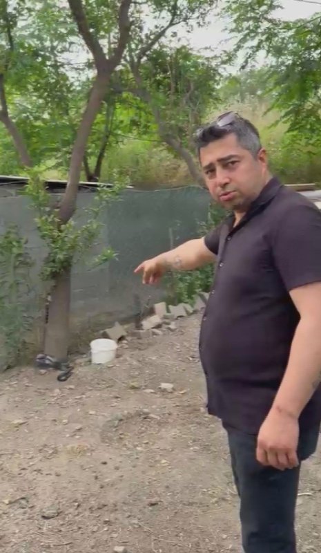Kümese giren 2 metrelik yılanı yakalarken elinden ısırıldı