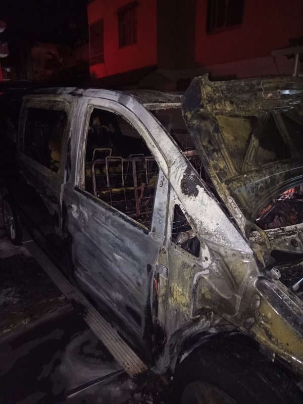 Park halindeki minibüs alevlere teslim oldu