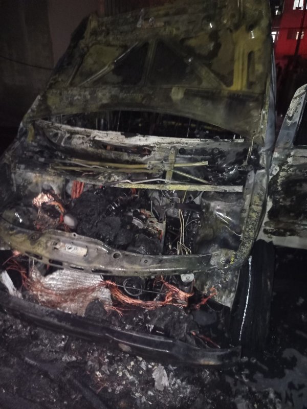 Park halindeki minibüs alevlere teslim oldu