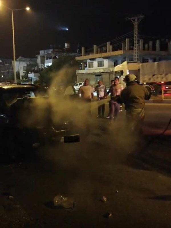 Belen'de otomobil yangını (Fotoğraflı) Cemal Kılınç HATAY (İHA) - Hatay'da seyir halindeyken motor kısmı alevlere teslim olan otomobilde çıkan yangın söndürüldü. Yangın; Belen ilçesinde Halibey Mahallesi'nde yaşandı.Seyir halindeki otomobilin motor kısmı alevlere teslim oldu. Yangını fark eden sürücü durumu itfaiye ekiplerine bildirdi. Yangın, itfaiye ekiplerinin hızlı müdahalesiyle can kaybı ve yaralanma yaşanmadan kısa sürede kontrol altına alındı. Yangında araçta hasar oluştu.