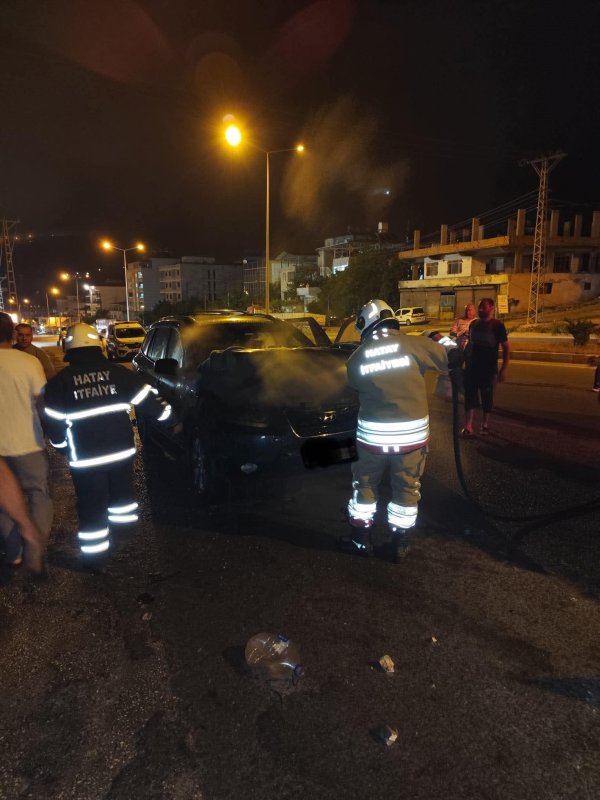 Belen'de otomobil yangını (Fotoğraflı) Cemal Kılınç HATAY (İHA) - Hatay'da seyir halindeyken motor kısmı alevlere teslim olan otomobilde çıkan yangın söndürüldü. Yangın; Belen ilçesinde Halibey Mahallesi'nde yaşandı.Seyir halindeki otomobilin motor kısmı alevlere teslim oldu. Yangını fark eden sürücü durumu itfaiye ekiplerine bildirdi. Yangın, itfaiye ekiplerinin hızlı müdahalesiyle can kaybı ve yaralanma yaşanmadan kısa sürede kontrol altına alındı. Yangında araçta hasar oluştu.