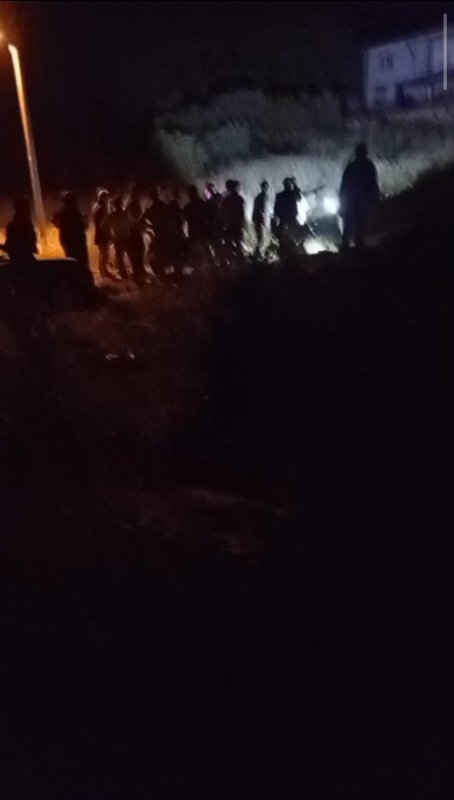 Tütün tarlasına çapa yapmaya giderken kaybolan 57 yaşındaki adam 15 saat sonra evinin yakınlarında bulundu (Fotoğraflı) Ramazan İlın HATAY (İHA) - Hatay'ın Yayladağı ilçesinde tütün tarlasına çapa yapmaya giden 57 yaşındaki Durdu Çelenk, kayboldu. AFAD ve jandarma ekiplerinin arama çalışmaları sonucunda kaybolan Çelenk, 15 saat sonra sağ salim bulundu. Yayladağı ilçesi Bezge Mahallesi'nde yaşayan 57 yaşındaki Durdu Çelenk, akşam saatlerinde tütün tarlasına çapa yapmaya giderken kayboldu. Ailesinin uzun süre haber alamaması üzerine 112 Acil Çağrı Merkezi'ne ihbarda bulundu. İhbar üzerine olay yerine AFAD ve jandarma ekipleri sevk edildi. Ekiplerin arama çalışmaları esnasında kaybolan Çelenk, evinin yakınlarında sağ salim bulundu. Arama çalışmalarının 15. saatinde bulunan Çelenk, tedbir amaçlı hastaneye kaldırıldı.