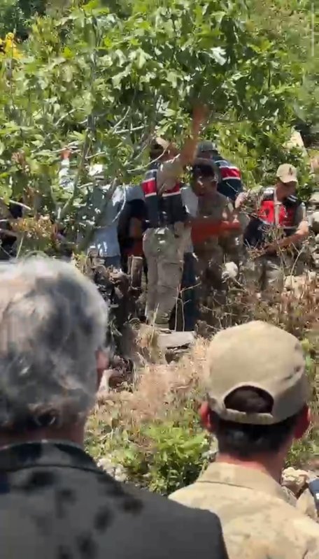 Tütün tarlasına çapa yapmaya giderken kaybolan 57 yaşındaki adam 15 saat sonra evinin yakınlarında bulundu (Fotoğraflı) Ramazan İlın HATAY (İHA) - Hatay'ın Yayladağı ilçesinde tütün tarlasına çapa yapmaya giden 57 yaşındaki Durdu Çelenk, kayboldu. AFAD ve jandarma ekiplerinin arama çalışmaları sonucunda kaybolan Çelenk, 15 saat sonra sağ salim bulundu. Yayladağı ilçesi Bezge Mahallesi'nde yaşayan 57 yaşındaki Durdu Çelenk, akşam saatlerinde tütün tarlasına çapa yapmaya giderken kayboldu. Ailesinin uzun süre haber alamaması üzerine 112 Acil Çağrı Merkezi'ne ihbarda bulundu. İhbar üzerine olay yerine AFAD ve jandarma ekipleri sevk edildi. Ekiplerin arama çalışmaları esnasında kaybolan Çelenk, evinin yakınlarında sağ salim bulundu. Arama çalışmalarının 15. saatinde bulunan Çelenk, tedbir amaçlı hastaneye kaldırıldı.