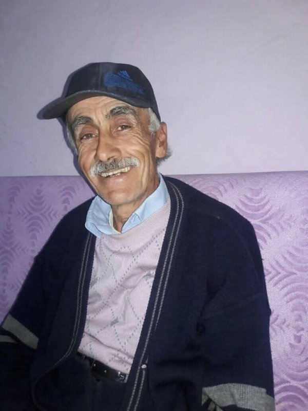 Tütün tarlasına çapa yapmaya giderken kaybolan 57 yaşındaki adam 15 saat sonra evinin yakınlarında bulundu (Fotoğraflı) Ramazan İlın HATAY (İHA) - Hatay'ın Yayladağı ilçesinde tütün tarlasına çapa yapmaya giden 57 yaşındaki Durdu Çelenk, kayboldu. AFAD ve jandarma ekiplerinin arama çalışmaları sonucunda kaybolan Çelenk, 15 saat sonra sağ salim bulundu. Yayladağı ilçesi Bezge Mahallesi'nde yaşayan 57 yaşındaki Durdu Çelenk, akşam saatlerinde tütün tarlasına çapa yapmaya giderken kayboldu. Ailesinin uzun süre haber alamaması üzerine 112 Acil Çağrı Merkezi'ne ihbarda bulundu. İhbar üzerine olay yerine AFAD ve jandarma ekipleri sevk edildi. Ekiplerin arama çalışmaları esnasında kaybolan Çelenk, evinin yakınlarında sağ salim bulundu. Arama çalışmalarının 15. saatinde bulunan Çelenk, tedbir amaçlı hastaneye kaldırıldı.