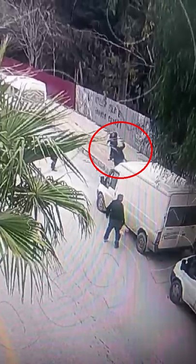 Kaldırım taşıyla gelen ölüm kamerada (Fotoğraflı) Ramazan İlın HATAY (İHA) - Hatay’ın Defne ilçesinde psikolojik rahatsızlığı bulunan şahıs ve 63 yaşındaki Nurettin Ateş arsında yaşanan kavgada elinde bıçak bulunan Ateş’in parke taşının kafasına isabet etmesiyle öldüğü anlar kameraya yansıdı. Olay, 22 Şubat 2025 tarihinde Defne ilçesi Harbiye Mahallesi’nde yaşandı. Mahallede yaşayan 63 yaşındaki emekli Nurettin Ateş, kaldırımda yürüdüğü esnada karşıdan gelen A.K. ile bilinmeyen bir nedenden tartıştı. Kısa sürede kavgaya dönüşen tartışmada zihinsel engelli raporu bulunan A.K., elinde bıçak bulunan ve kendine doğru savuran Ateş’e kaldırım taşı fırlattı. Ateş’in yere yığıldığını gören A.K. olay yerinden kaçtı. Olayı gören vatandaşlar durumu 112 Acil Çağrı Merkezi’ne haber verilmesinin ardından hastaneye kaldırıldı. Hastanede yoğun bakımında tedavi gören Ateş, 5 günlük yaşam mücadelesini kaybederek 27 Şubat 2025 tarihinde hayatını kaybetti. Olayın ardından tutuklanan A.K. 2 Haziran tarihinde görülen mahkemede şartlı olarak tahliye edildi. Tahliye edilen A.K’nin parke taşını Ateş’in kafasına atıp kaçtığı anlar anbean kameraya yansıdı. Yıllardır birlikte yaşadığı eşini kaybeden Kader A., şahsın tahliye edilip dışarıda olmasının kendileri için büyük yıkım olduğunu söyledi. "Şahsın tahliye edilmesi bizim için büyük bir yıkım oldu" Şahsın mahkeme tarafından tahliye edilmesinin kendilerini yıkıma uğrattığını söyleyen K.A, "Nurettin Ateş çok iyi biri, kimseye zararı olmayan ve çocuklarına düşkün biriydi. Nurettin, 63 yaşındaydı ve emekliydi. Harbiye Mahallesi’nde Nurettin, yolda yürürken biri tarafından kafasından kaldırım taşıyla vurularak hastaneye kaldırıldı. Hastanede yoğun bakıma alındı ve entübe edildi. Olay 2025 yılında, ben evdeyken bana telefon geldi, eşiniz hastanede hastaneye gelin dedi. Olaydan 3 gün sonra eşim vefat etti. Güvenlik kamerasında zaten görülmüş, kafasına parke taşı ile vurulmuş, Eşimin yoğun bakımda olduğu sürece şahıs tutuklanmadı ve akli dengesinin yerinde olmadığı öne sürüldü. Biz bu süreçte adalet savaşı vererek karakola giderek şahsı içeri alınmasını sağladık. Buradan yetkililerden talebim bu şahsın bir an önce tekrar tutuklanıp cezalandırılmasını istiyorum. Şahsın tahliye edilmesi bizim için büyük bir yıkım oldu" ifadelerini kullandı.